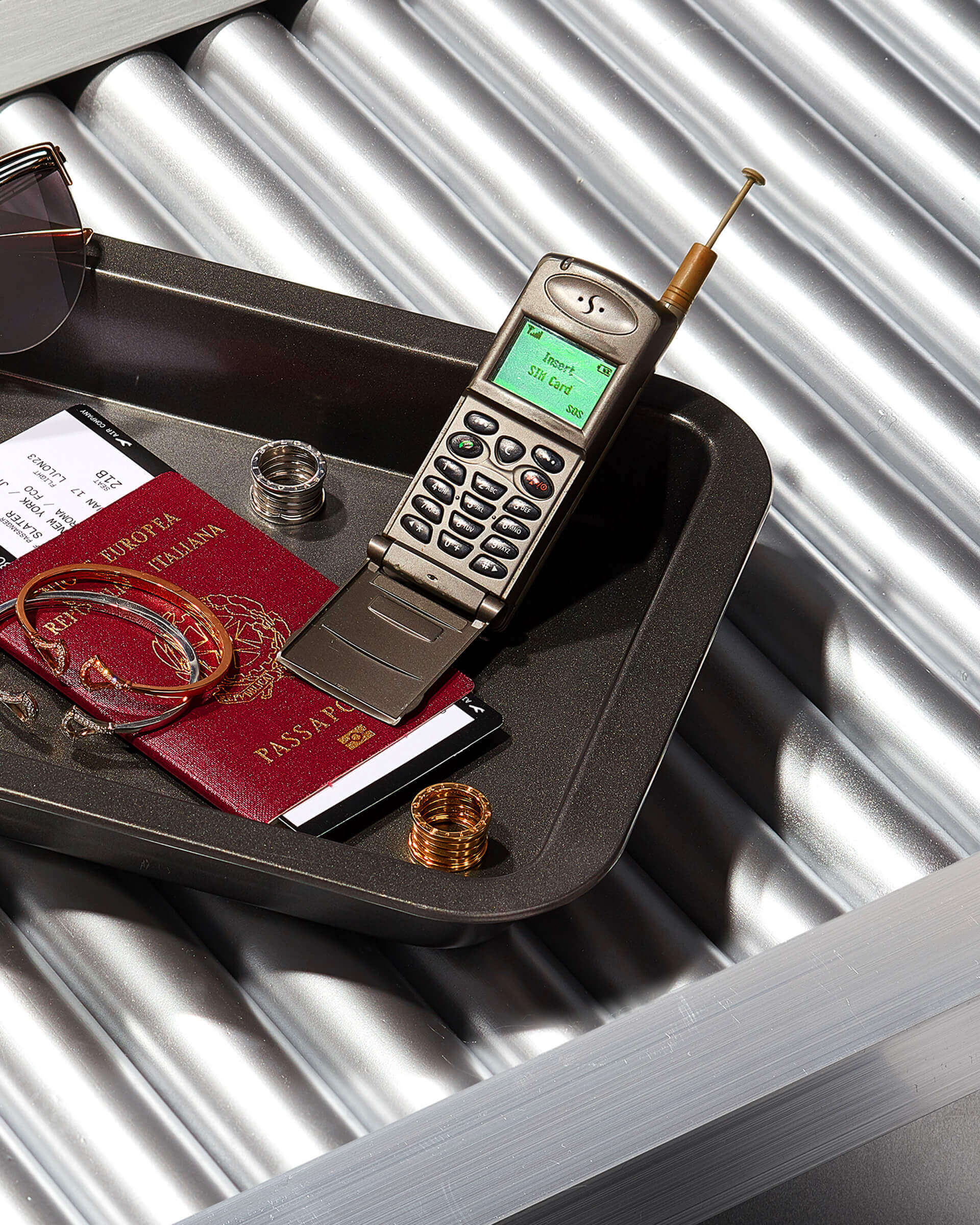 hold-on-please-airport-bucket-thomas-weil-01b